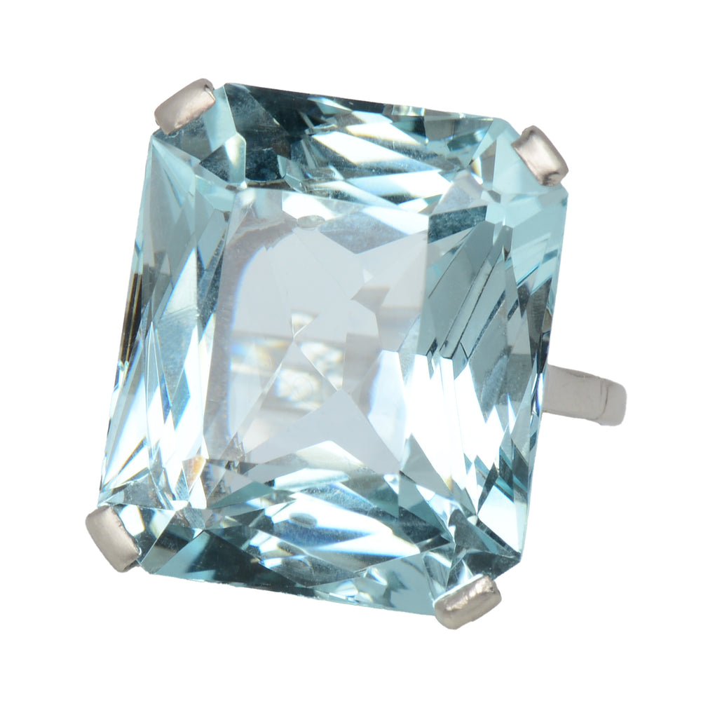 Grandeur in an Aquamarine Platinum Ring