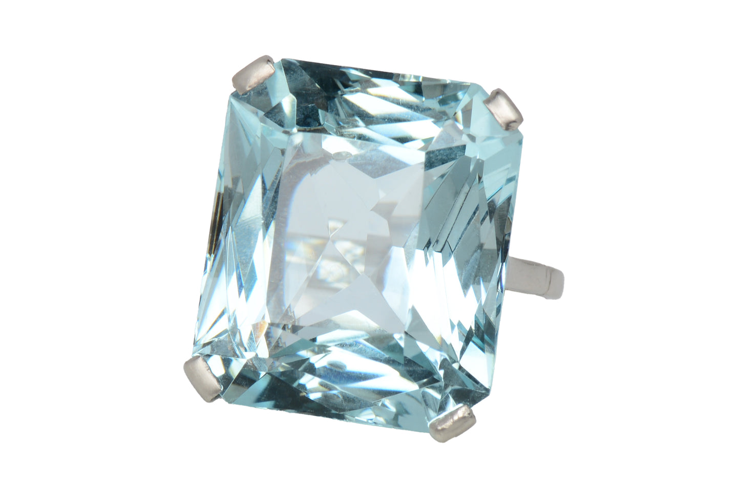 Grandeur in an Aquamarine Platinum Ring